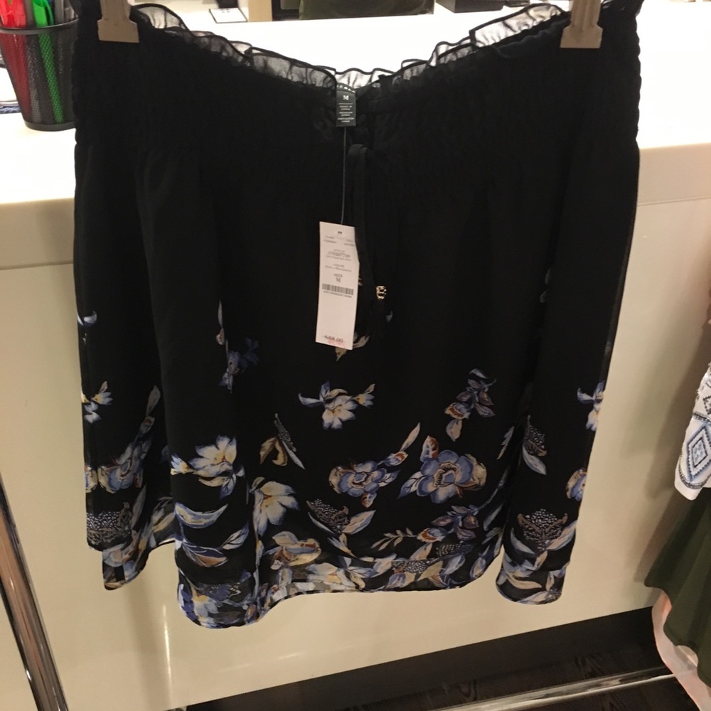 Whitehouse Blackmarket black & blue flowers NWOT